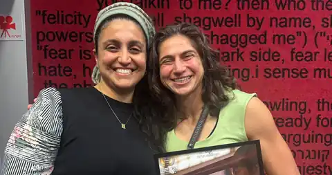 טל ונילי עם פוסטר הסרט לאחר ההקרנה בסינמטק תל אביב